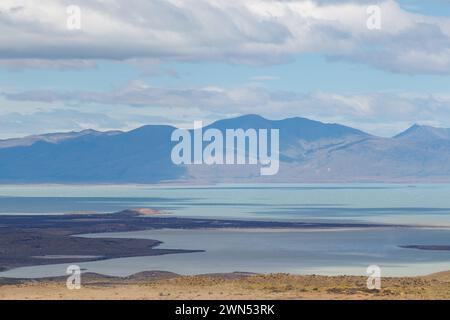 See Viedma mit umliegender Berglandschaft in El Chalten, Argentinien. Aus der Sicht von Condor. Stockfoto