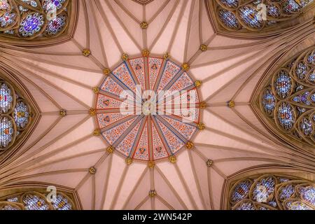 Das Chapter House of York Minster, das im gotischen Stil und achteckig gebaut wurde, wurde 1260 begonnen und 1286 fertiggestellt. Stockfoto