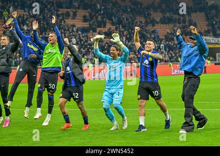 Mailand, Italien. Februar 2024. Die Spieler von Inter feiern den Sieg nach dem Spiel Der Serie A zwischen Inter und Atalanta bei Giuseppe Meazza in Mailand. (Foto: Gonzales Photo/Alamy Live News Stockfoto