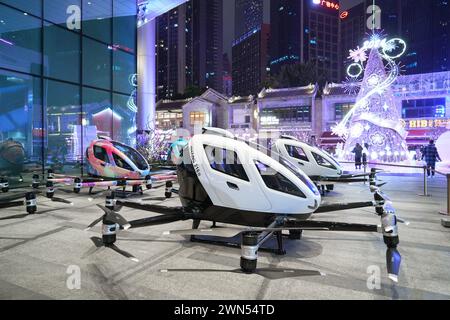 Guangzhou, China - 24. Februar 2024 : Drohnen, die Menschen transportieren können (UAVs), oder wie sie auch Lufttaxis genannt werden. Stockfoto