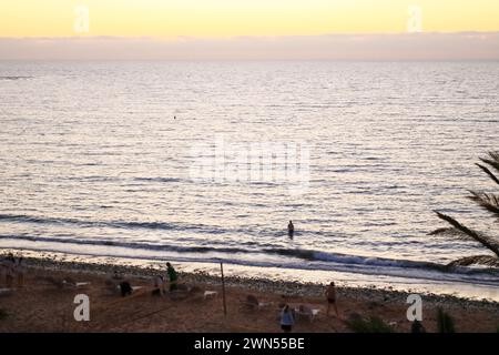 19. November 2023 - Costa Calma, Fuerteventura in Spanien: Blick auf den Strand Costa Calma mit Touristen Stockfoto