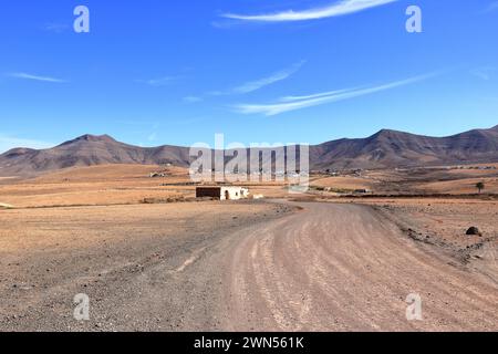 Die Landschaft der Felder und Berge in der Nähe der Windmühle Tefia, Fuerteventura, Kanarischen Inseln, Spanien Stockfoto