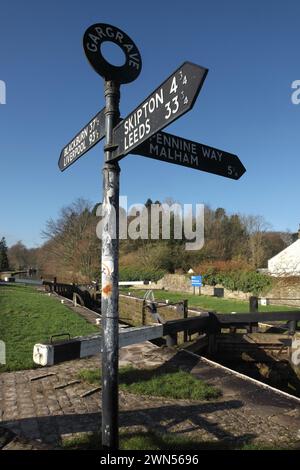 Wegweiser bei Higherland Lock Nr. 32 am Leeds & Liverpool Canal, Gargrave, North Yorkshire. Stockfoto