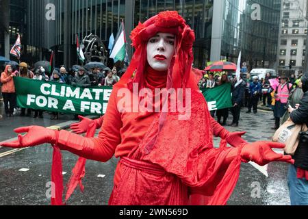 London, Großbritannien. 29. Februar 2024. Aktivisten aus einer Koalition einschließlich Extinction Rebellion, StopEACOP, war on Want, und Global Justice versammelte sich jetzt bei Lloyd's of London, bevor sie am vierten Tag einer globalen Woche von "Versichern unserer Zukunft"-Ereignissen einen marsch der "Klimaaktivisten für ein freies Palästina" nach Axa Insurance veranstaltete, in der Hoffnung, die Industrie dazu zu bewegen, mehr gegen den Klimanotstand zu tun. Der Versicherungsriese Axa, so Aktivisten, sichert sowohl Projekte für fossile Brennstoffe ab als auch finanziert Israels Projekt, illegale Siedlungen auf palästinensischem Land zu bauen. Quelle: Ron Fassbender/Alamy Live News Stockfoto