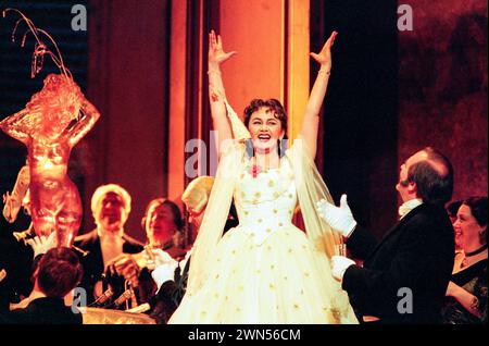 Elena Kelessidi (Violetta Valery) in LA TRAVIATA an der Royal Opera, Covent Garden London WC2 10/07/1996 Musik: Giuseppe Verdi Libretto: Francesco Maria Piave nach „La Dame aux camelias“ von Alexandre Dumas Fils Dirigent: Simone Young Design: Bob Crowley Beleuchtung: Jean Kalman Choreograf: Jane Gibson Regisseur: Richard Eyre Stockfoto