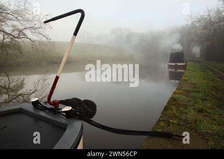 Schmale Boote vertäuten bei der Bank Newton am Leeds-Liverpool-Kanal in der Nähe von Gargrave, North Yorkshire. Stockfoto