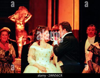 Elena Kelessidi (Violetta Valery), Vincenzo La Scola (Alfredo Germont) in LA TRAVIATA an der Royal Opera, Covent Garden London WC2 10/07/1996 Musik: Giuseppe Verdi Libretto: Francesco Maria Piave nach „La Dame aux camelias“ von Alexandre Dumas Fils Dirigent: Simone Young Design: Bob Crowley Beleuchtung: Jean Kalman Choreograf: Jane Gibson Regie: Richard Eyre Stockfoto