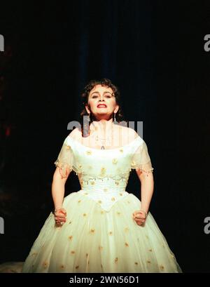 TRAVIATA-1996-EK-RO-CN-A-2 (4) Elena Kelessidi (Violetta Valery) in LA TRAVIATA an der Royal Opera, Covent Garden London WC2 10/07/1996 Musik: Giuseppe Verdi Libretto: Francesco Maria Piave nach „La Dame aux camelias“ von Alexandre Dumas Fils Dirigent: Simone Young Design: Bob Crowley Beleuchtung: Jean Kalman Choreograf: Jane Gibson Regisseur: Richard Eyre Stockfoto