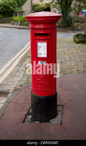 Sauberer, roter Briefkasten der Post in Foulridge, Lancashire. Stockfoto