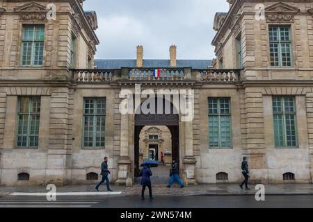 Paris, Frankreich, 2024. Das Hôtel de Sully im Stil Louis XIII (17. Jahrhundert) Sitz des Centre des Monuments Nationaux im Marais (4. Arrondissement) Stockfoto