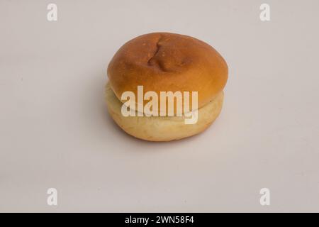 Fastfood Brioche Brotbrötchen Roti isoliert, Nahaufnahme weiches süßes Butterbrötchen kochen im Hintergrund. Stockfoto