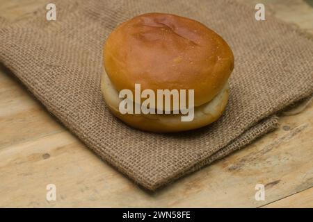 Fastfood Brioche Brotbrötchen Roti isoliert, Nahaufnahme weiches süßes Butterbrötchen kochen im Hintergrund. Stockfoto