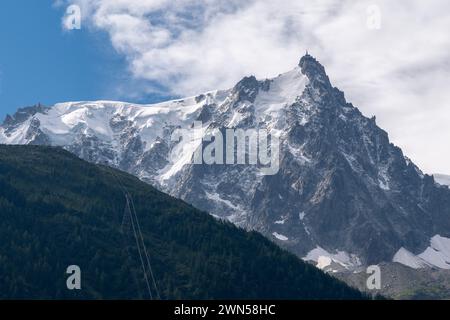 Die Aiguille du Midi, ein 3.842 Meter hoher Berg im Mont Blanc-Massiv der französischen Alpen, erreichbar mit der Seilbahn in Chamonix, Frankreich Stockfoto