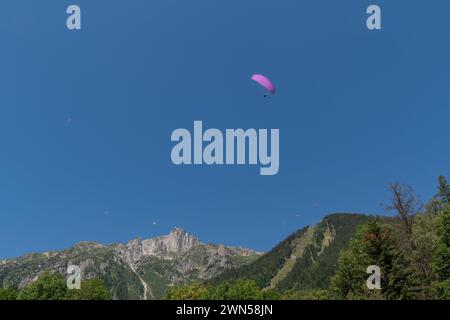 Gleitschirmfliegen auf dem Gipfel des Berges Le Brevent, 2525 m, im Aiguilles Rouges der französischen Voralpen, erreichbar mit der Seilbahn von Chamonix, Frankreich Stockfoto