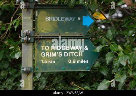 Crowmarsh Gifford, Oxfordshire, Großbritannien. Februar 2024. Ein Schild für den Ridgeway und den Grim's Ditch in Crowmarsh Gifford, leider wurde ein Stück Grim's Ditch von HS2 in Aylesbury Vale, Buckinghamshire für die HS2 High Speed Rail zerstört. Kredit: Maureen McLean/Alamy Stockfoto