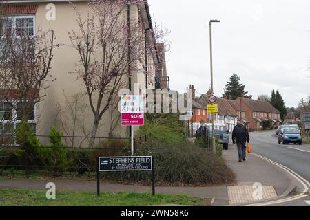 Crowmarsh Gifford, Oxfordshire, Großbritannien. Februar 2024. Ein Immobilienmakler verkaufte ein Schild vor einem Grundstück in Crowmarsh Gifford, Oxfordshire. Die jüngsten Daten zeigen, dass der Immobilienmarkt Anzeichen einer Erholung zeigt, da die Zahl der neu genehmigten Hypotheken gestiegen ist. Die Daten der Bank of England zeigen, dass die Genehmigungen für Häuserkäufe im Januar von 51.500 im Dezember auf 55.200 gestiegen sind. Dennoch sind viele Menschen immer noch nervös über das Potenzial für weitere Hypothekenzanhebungen. Kredit: Maureen McLean/Alamy Stockfoto