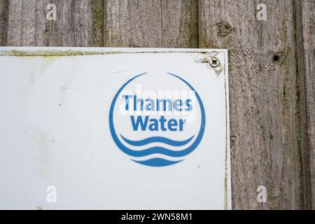 Crowmarsh Gifford, Oxfordshire, Großbritannien. Februar 2024. Ein Thames-Wasserschild in Crowmarsh Gifford, Oxfordshire. Der Parkplatz auf der Crowmarsh Gifford-Seite der Themse ist derzeit überflutet. Kredit: Maureen McLean/Alamy Stockfoto