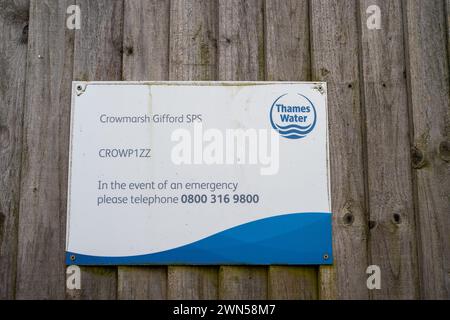 Crowmarsh Gifford, Oxfordshire, Großbritannien. Februar 2024. Ein Thames-Wasserschild in Crowmarsh Gifford, Oxfordshire. Der Parkplatz auf der Crowmarsh Gifford-Seite der Themse ist derzeit überflutet. Kredit: Maureen McLean/Alamy Stockfoto