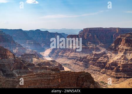 Ein Blick über den Grand Canyon in Arizona mit dem Colorado River, der durch das Tal fließt Stockfoto