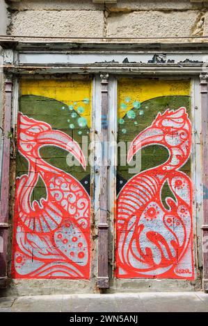 Porto, Portugal - 26. April 2015: Fantastische rote Vögel des Graffiti-Künstlers Hazul Luzah. Hazul-Stil nach den dekorativen kalligraphischen Formen. Stockfoto