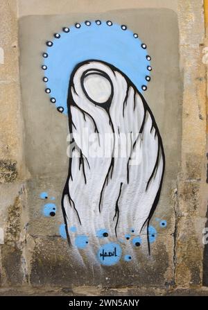 Porto, Portugal - 26. April 2015: Street Art in Portugal. Graffiti der Jungfrau Maria an der alten Hauswand des Künstlers Hazul Luzah. Stockfoto