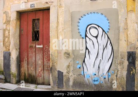 Porto, Portugal - 26. April 2015: Street Art in Portugal. Graffiti der Jungfrau Maria an der alten Hauswand des Künstlers Hazul Luzah. Stockfoto