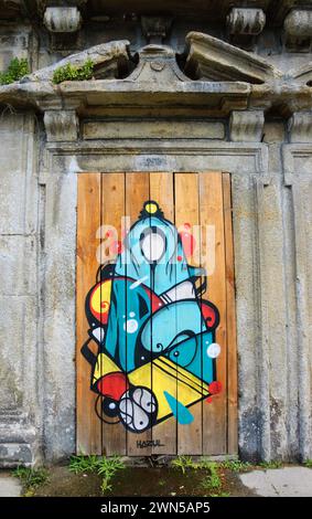 PORTO, PORTUGAL - 26. APRIL 2015: Jungfrau Maria des Graffiti-Künstlers Hazul Luzah. Hazul bezieht das Marienbild in viele seiner Werke ein. Stockfoto
