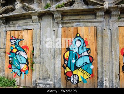 Porto, Portugal - 26. April 2015: Street Art. Jungfrau Maria und ein Vogel des Graffiti-Künstlers Hazul Luzah. Hazul bezieht das Madonnenbild in vielen Werken ein. Stockfoto