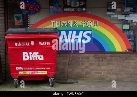 Henley, Großbritannien. Februar 2024. Ein veralteter COVID-19 Danke NHS Regenbogen vor einem Geschäft in Henley on Thames, Oxfordshire. Anfang des Monats wurde ein neues ITV-Drama mit dem Titel atemberaubend ausgestrahlt. „Es basierte auf echten Notizen, die ein NHS-Berater während der COVID-19-Pandemie aufbewahrt hatte, und es unterstreicht die Angst und Frustration, die die Menschen an vorderster Front während der größten Krise im Bereich der öffentlichen Gesundheit in der Lebensphase empfanden. In einem fiktiven Großstadtkrankenhaus spielt atemberaubende Dr. Abbey Henderson – gespielt von der preisgekrönten Schauspielerin Joanne Froggatt – in ihrer täglichen Arbeit, während sie versucht, sich durch den frühen Mond zu bewegen Stockfoto