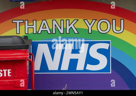 Henley, Großbritannien. Februar 2024. Ein veralteter COVID-19 Danke NHS Regenbogen vor einem Geschäft in Henley on Thames, Oxfordshire. Anfang des Monats wurde ein neues ITV-Drama mit dem Titel atemberaubend ausgestrahlt. „Es basierte auf echten Notizen, die ein NHS-Berater während der COVID-19-Pandemie aufbewahrt hatte, und es unterstreicht die Angst und Frustration, die die Menschen an vorderster Front während der größten Krise im Bereich der öffentlichen Gesundheit in der Lebensphase empfanden. In einem fiktiven Großstadtkrankenhaus spielt atemberaubende Dr. Abbey Henderson – gespielt von der preisgekrönten Schauspielerin Joanne Froggatt – in ihrer täglichen Arbeit, während sie versucht, sich durch den frühen Mond zu bewegen Stockfoto