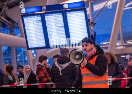 Utrecht, Niederlande. Februar 2024. Palästinensische Unterstützer halten friedliche Sit-in-Sitze an allen Bahnhöfen in den Niederlanden. Die große Gemeinde ruft öffentlich zu einem Waffenstillstand in Gaza auf und fordert die niederländische Regierung auf, ihre Beziehungen zu Isreal zu überprüfen Stockfoto