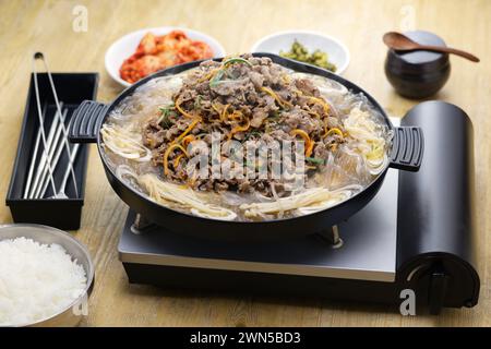 Bulgogi-Topf mit Rindfleisch im Seoul-Stil, koreanisches Grillgericht Stockfoto