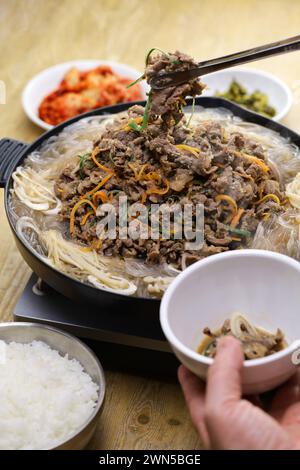 Bulgogi-Topf mit Rindfleisch im Seoul-Stil, koreanisches Grillgericht Stockfoto