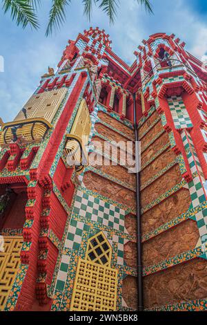 BARCELONA, SPANIEN - 28. FEBRUAR 2022: Details aus der Fassade der Casa Vicens, einem Werk des Architekten Antoni Gaudí, das als sein erstes großes Projekt gilt. Stockfoto