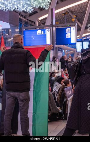 Utrecht, Niederlande. Februar 2024. Palästinensische Unterstützer halten friedliche Sit-in-Sitze an allen Bahnhöfen in den Niederlanden. Die große Gemeinde ruft öffentlich zu einem Waffenstillstand in Gaza auf und fordert die niederländische Regierung auf, ihre Beziehungen zu Isreal zu überprüfen Stockfoto