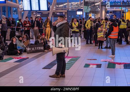 Utrecht, Niederlande. Februar 2024. Palästinensische Unterstützer halten friedliche Sit-in-Sitze an allen Bahnhöfen in den Niederlanden. Die große Gemeinde ruft öffentlich zu einem Waffenstillstand in Gaza auf und fordert die niederländische Regierung auf, ihre Beziehungen zu Isreal zu überprüfen Stockfoto