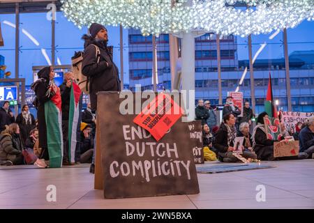 Utrecht, Niederlande. Februar 2024. Palästinensische Unterstützer halten friedliche Sit-in-Sitze an allen Bahnhöfen in den Niederlanden. Die große Gemeinde ruft öffentlich zu einem Waffenstillstand in Gaza auf und fordert die niederländische Regierung auf, ihre Beziehungen zu Isreal zu überprüfen Stockfoto