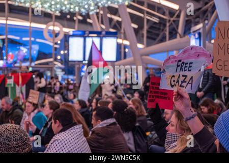 Utrecht, Niederlande. Februar 2024. Palästinensische Unterstützer halten friedliche Sit-in-Sitze an allen Bahnhöfen in den Niederlanden. Die große Gemeinde ruft öffentlich zu einem Waffenstillstand in Gaza auf und fordert die niederländische Regierung auf, ihre Beziehungen zu Isreal zu überprüfen Stockfoto