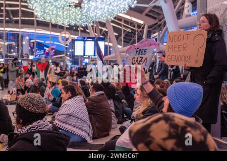 Utrecht, Niederlande. Februar 2024. Palästinensische Unterstützer halten friedliche Sit-in-Sitze an allen Bahnhöfen in den Niederlanden. Die große Gemeinde ruft öffentlich zu einem Waffenstillstand in Gaza auf und fordert die niederländische Regierung auf, ihre Beziehungen zu Isreal zu überprüfen Stockfoto