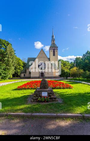 Evangelisch-lutherische Kirche der Verklärung in Zelenogorsk und Platz des Sieges. Gedenkstein zu Ehren von 75 finnischen Soldaten, die während der Zeit starben Stockfoto