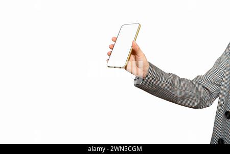 Isolierte, nicht erkennbare weibliche Person hält das Smartphone in der Hand und zeigt einen leeren Bildschirm des Mobiltelefons. Stockfoto