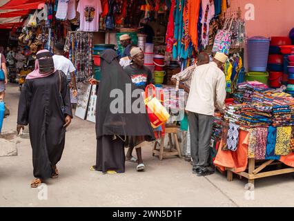 Verschleierte muslimische Frauen tragen Buibui und Khimar in einem Mrket in Stone Town, Sansibar, Tansania Stockfoto