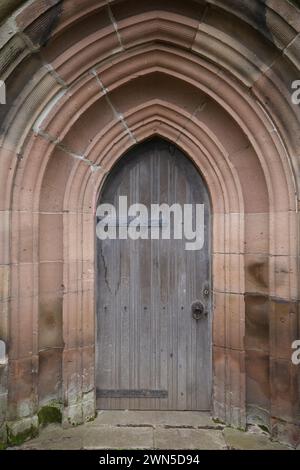 Der Schiefe Turm von South Cheshire in St. Tschad's, gotische Kirche in Wybunbury - ein denkmalgeschütztes Gebäude und ein nationales Kulturerbe. Stockfoto