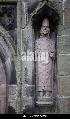 Der Schiefe Turm von South Cheshire in St. Tschad's, gotische Kirche in Wybunbury - ein denkmalgeschütztes Gebäude und ein nationales Kulturerbe. Stockfoto