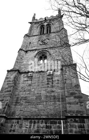 Der Schiefe Turm von South Cheshire in St. Tschad's, gotische Kirche in Wybunbury - ein denkmalgeschütztes Gebäude und ein nationales Kulturerbe. Stockfoto