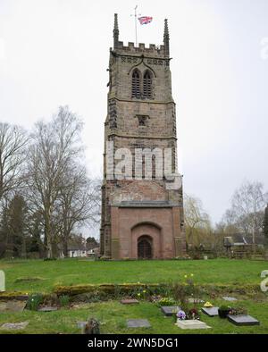 Der Schiefe Turm von South Cheshire in St. Tschad's, gotische Kirche in Wybunbury - ein denkmalgeschütztes Gebäude und ein nationales Kulturerbe. Stockfoto