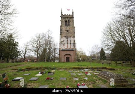 Der Schiefe Turm von South Cheshire in St. Tschad's, gotische Kirche in Wybunbury - ein denkmalgeschütztes Gebäude und ein nationales Kulturerbe. Stockfoto