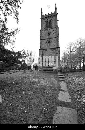 Der Schiefe Turm von South Cheshire in St. Tschad's, gotische Kirche in Wybunbury - ein denkmalgeschütztes Gebäude und ein nationales Kulturerbe. Stockfoto