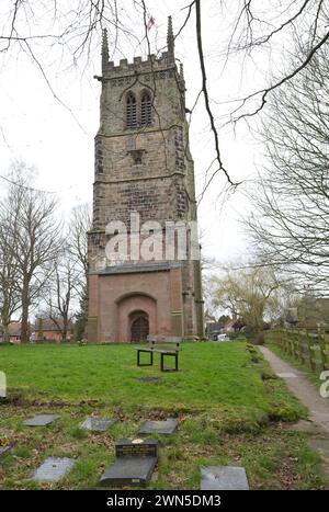 Der Schiefe Turm von South Cheshire in St. Tschad's, gotische Kirche in Wybunbury - ein denkmalgeschütztes Gebäude und ein nationales Kulturerbe. Stockfoto