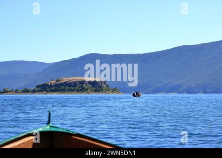 13. September 2023 - Prespa-See in Albanien: Touristen genießen eine Bootsfahrt mit albanischen Fischern Stockfoto